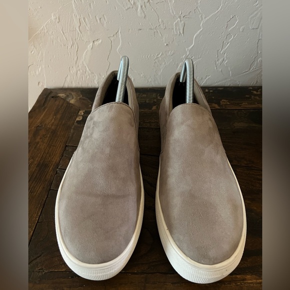 Steve Madden Sneakers Gills Grey
Suede Slip On Shoes, Women’s size 9.5 - Picture 10 of 14